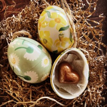 Who says Easter is just for the children?  Gorgeous hollow tin eggs featuring an Emma Bridgewater Daffodil or Daisy design with one of our amazing Milk Chocolate and Salted Caramel or White Chocolate and Strawberry hearts in the middle.  Savour the choc and then keep the pretty hanging egg tin to fill up as often as you like.  #eastereggs #easterdecorations #thoughtfulgifts #nowaste #handmadechocolate #saltedcaramel #handmadeinscotland #emmabridgewater
